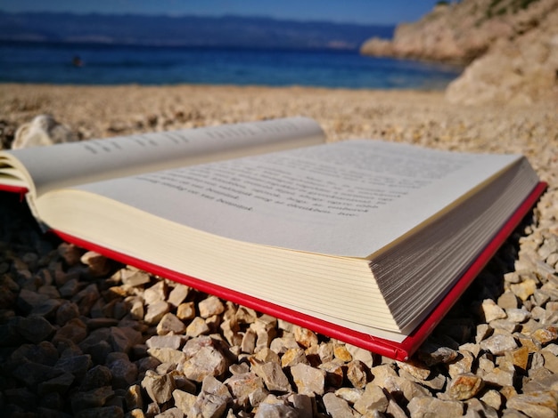 Photo vue rapprochée du livre sur la plage