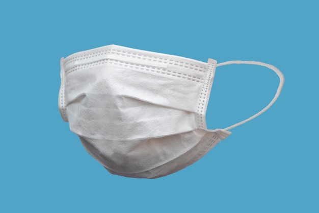 Vue rapprochée du masque facial sur fond bleu