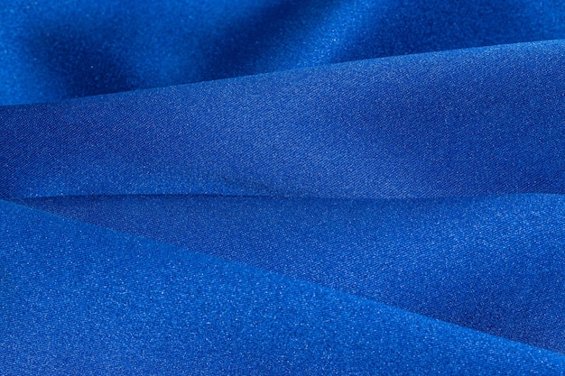 Vue rapprochée du matériau textile drapé bleu