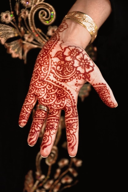 Photo vue rapprochée du mehendi à la main