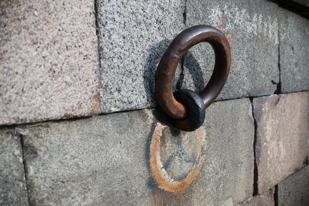 Vue rapprochée du métal rouillé sur le mur