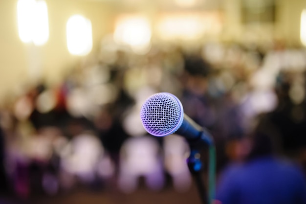 Vue rapprochée du microphone dans l'auditorium