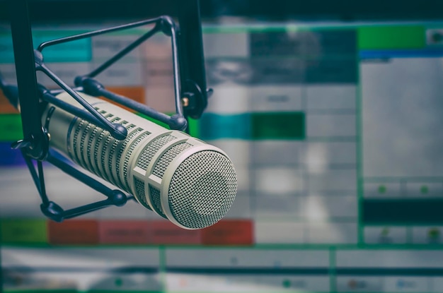 Vue rapprochée du microphone dans un studio d'enregistrement