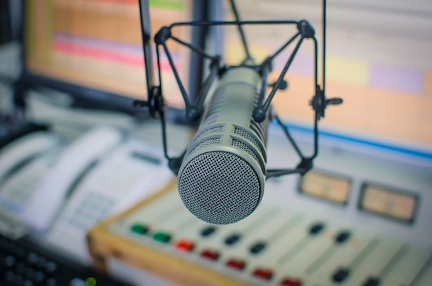 Vue rapprochée du microphone dans un studio d'enregistrement