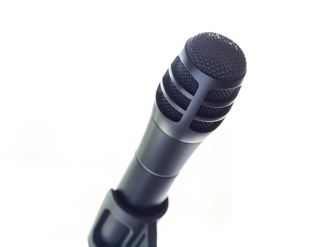 Vue rapprochée du microphone sur fond blanc