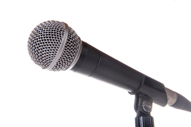 Vue rapprochée du microphone sur fond blanc