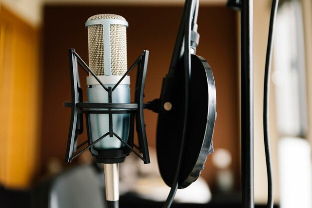 Photo vue rapprochée du microphone en studio