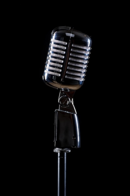 Vue rapprochée du microphone sur le support sur un fond noir