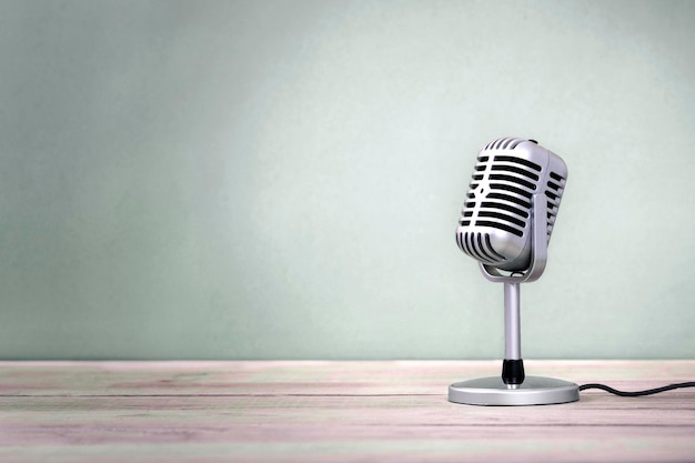 Vue rapprochée du microphone sur la table contre le mur