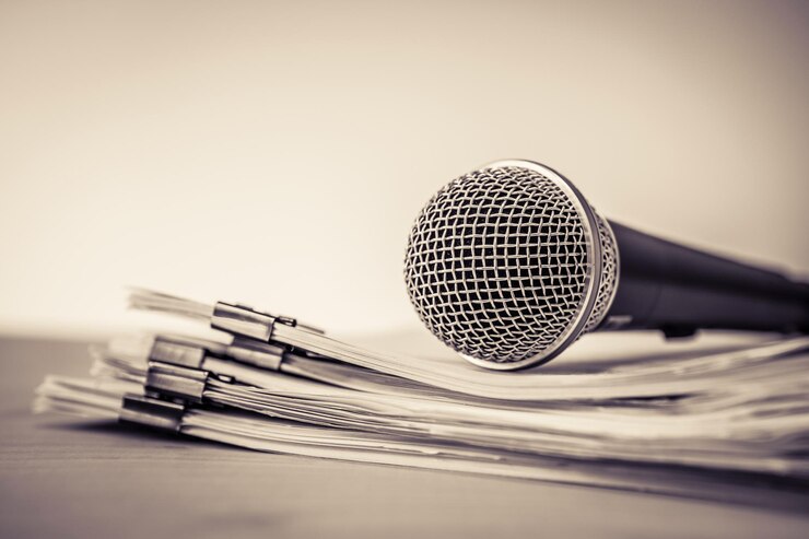 Photo vue rapprochée du microphone sur la table