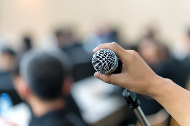 Photo vue rapprochée du microphone tenu à la main