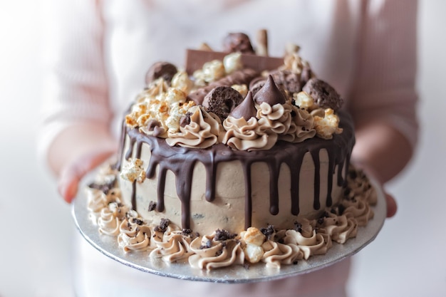 Vue rapprochée du milieu d'une femme tenant un gâteau