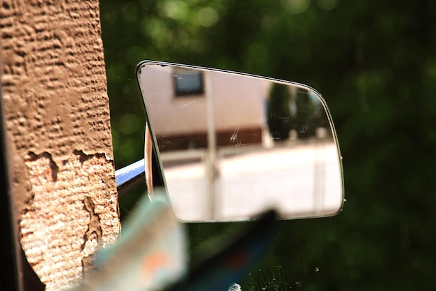 Photo vue rapprochée du miroir contre le mur