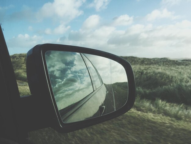 Vue rapprochée du miroir latéral contre le ciel