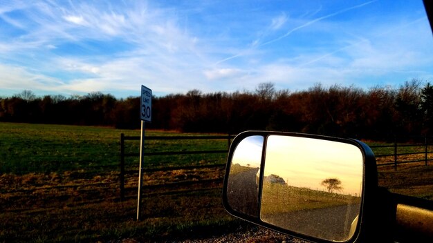 Photo vue rapprochée du miroir latéral sur le terrain contre le ciel