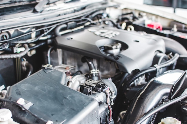 Photo vue rapprochée du moteur dans la voiture