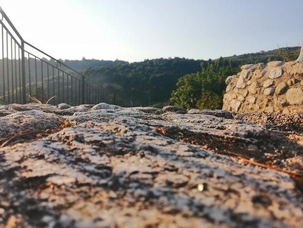 Vue rapprochée du mur de pierre sur un ciel dégagé