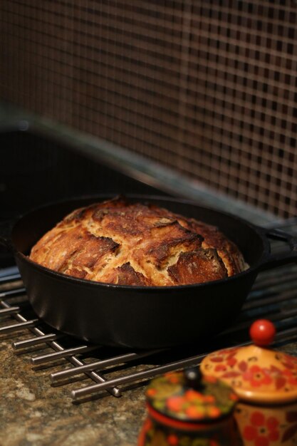 Vue rapprochée du pain au levain frais sur la table