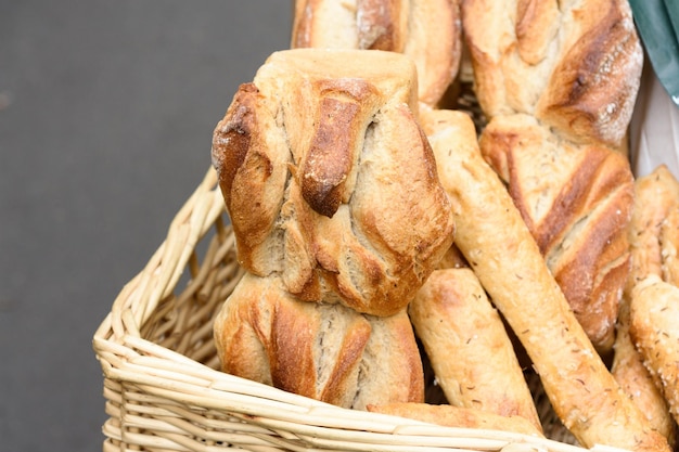 Vue rapprochée du pain dans le panier