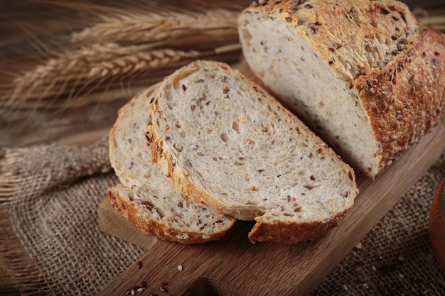 Photo vue rapprochée du pain sur la planche à couper