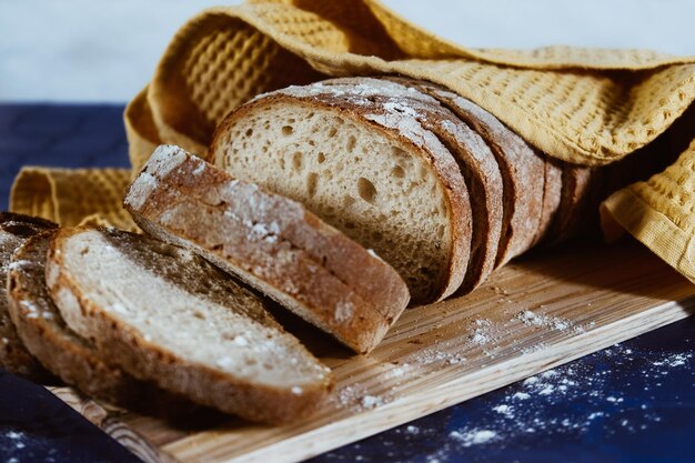 Photo vue rapprochée du pain sur la planche à couper