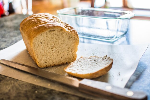 Photo vue rapprochée du pain sur la table