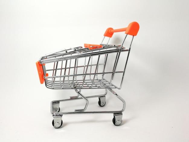 Vue rapprochée du panier d'achat sur fond blanc