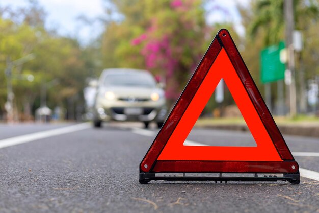 Photo vue rapprochée du panneau d'arrêt sur la route