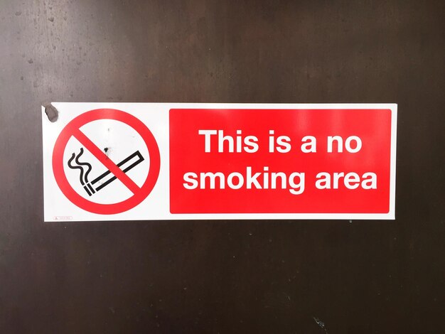 Photo vue rapprochée du panneau interdit de fumer sur le mur