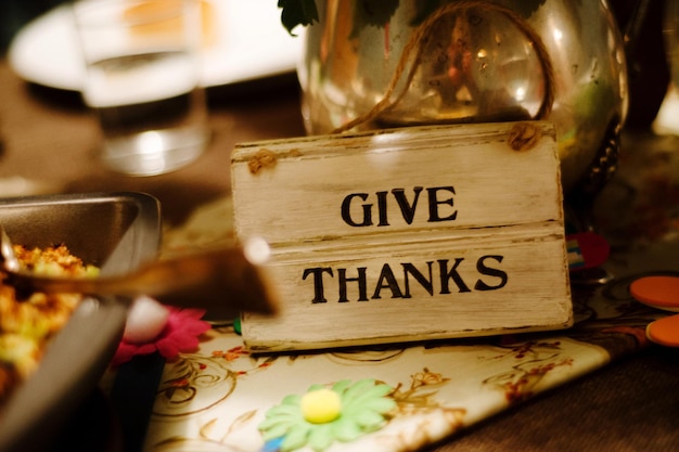 Photo vue rapprochée du panneau de remerciement sur la table