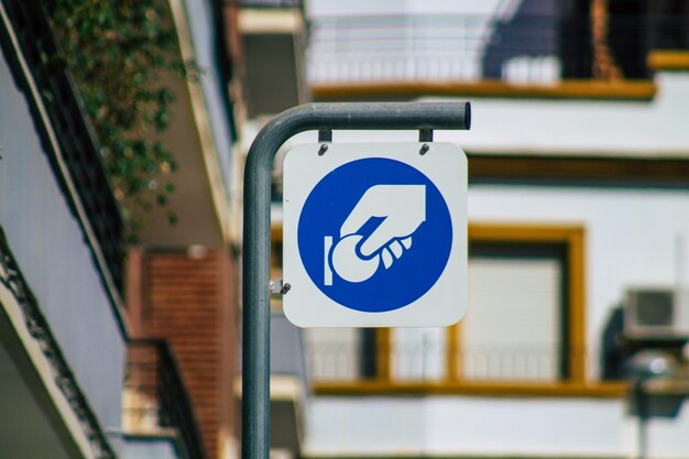 Photo vue rapprochée du panneau routier contre le mur bleu