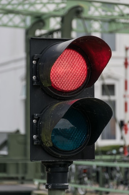 Vue rapprochée du panneau routier rouge