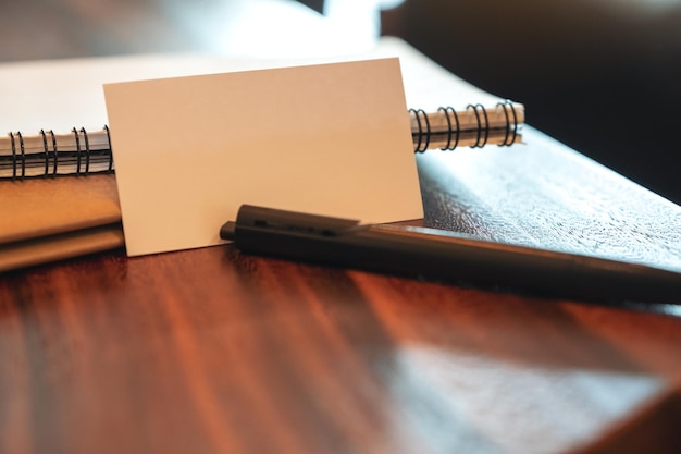 Photo vue rapprochée du papier et des livres sur la table