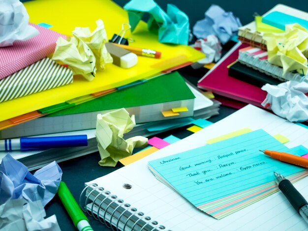 Photo vue rapprochée du papier multicolore sur la table