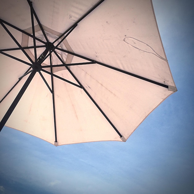 Photo vue rapprochée du parapluie sous un angle bas