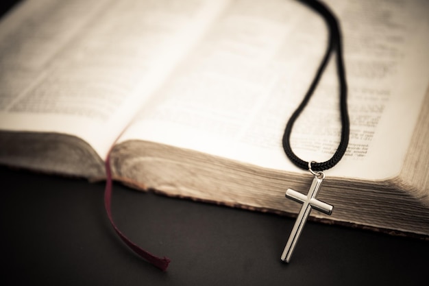 Vue rapprochée du pendant de croix sur la bible