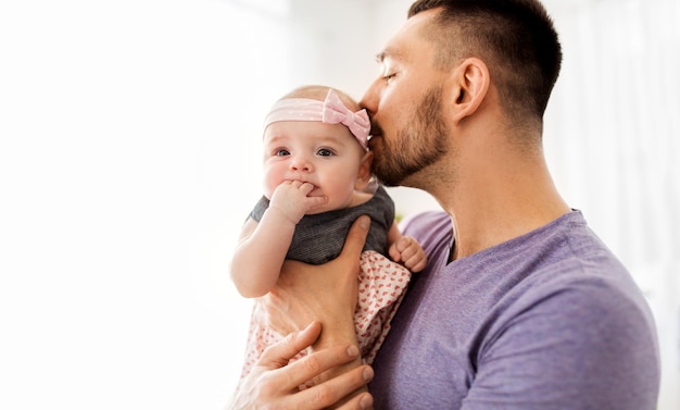 Photo vue rapprochée du père embrassant sa petite fille