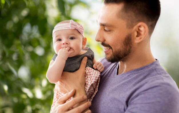 Photo vue rapprochée du père de sa petite fille