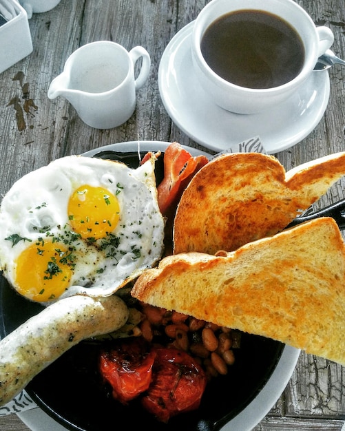 Photo vue rapprochée du petit déjeuner sur l'assiette