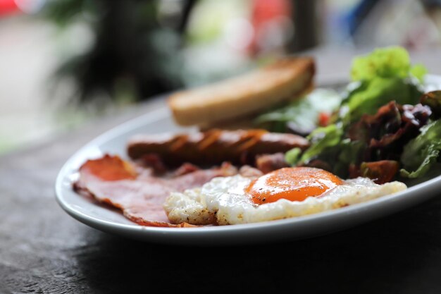 Vue rapprochée du petit déjeuner servi sur la table