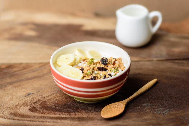 Vue rapprochée du petit déjeuner servi sur la table