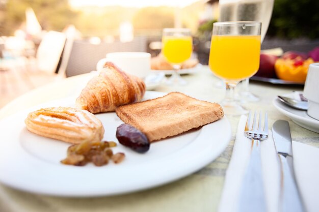 Photo vue rapprochée du petit déjeuner servi sur la table