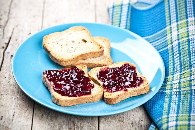 Photo vue rapprochée du petit déjeuner servi sur la table