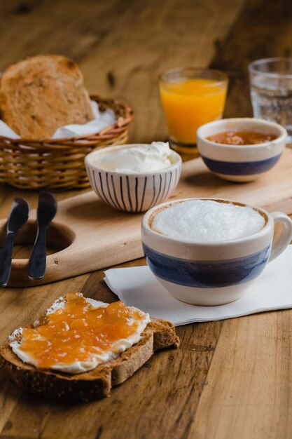 Photo vue rapprochée du petit déjeuner servi sur la table