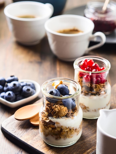 Photo vue rapprochée du petit déjeuner servi sur la table