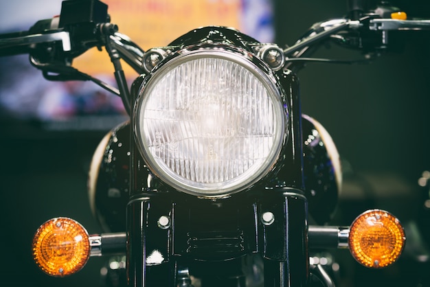 Vue rapprochée du phare de la moto. Phare ou lampe frontale de moto classique vintage.