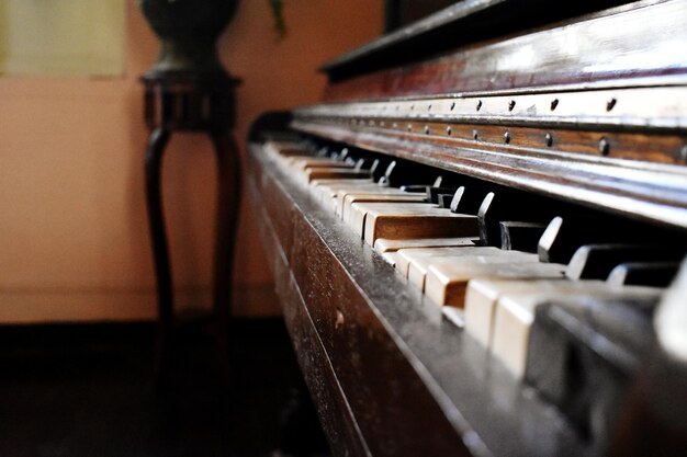 Photo vue rapprochée du piano à la maison