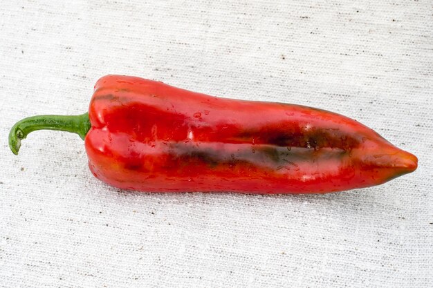 Vue rapprochée du piment rouge sur le tissu