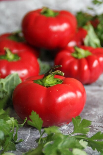 Vue rapprochée du poivre de cerise qui pousse sur la plante