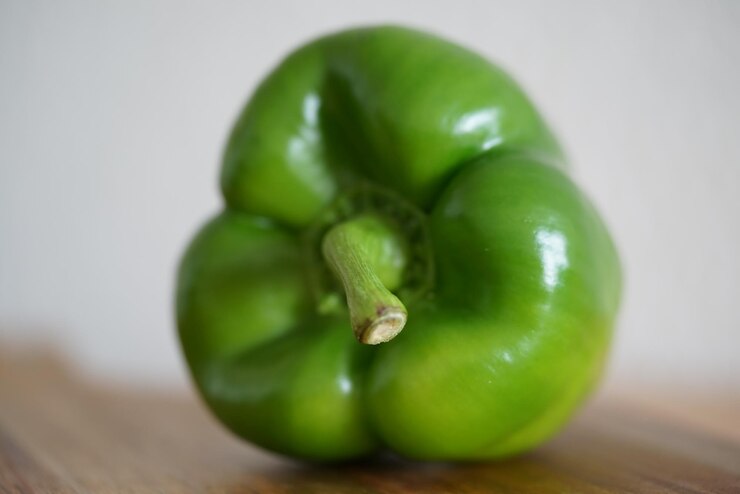 Photo vue rapprochée du poivre vert sur la table
